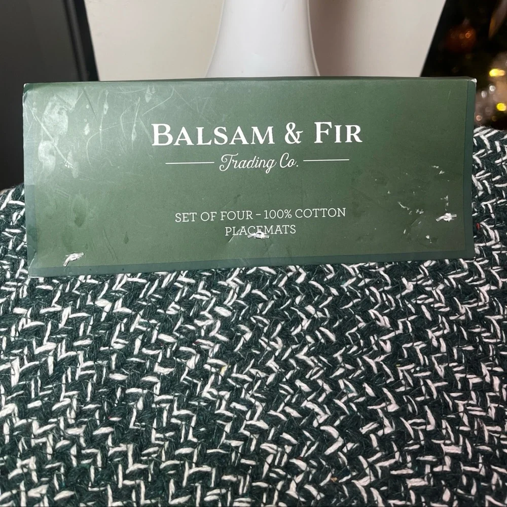 Balsam & Fir Trading Co. Green & White Woven Scalloped Edge Placements Set/4 NWT